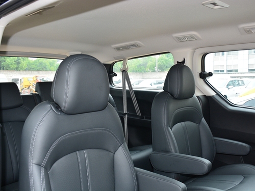 2021款 上汽大通G10 2.0T 自动精英版 柴油 7座