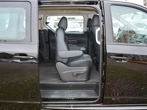 2021款 上汽大通G10 2.0T 自动精英版 柴油 7座