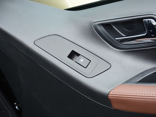 2021款 上汽大通G10 2.0T 自动精英版 柴油 7座