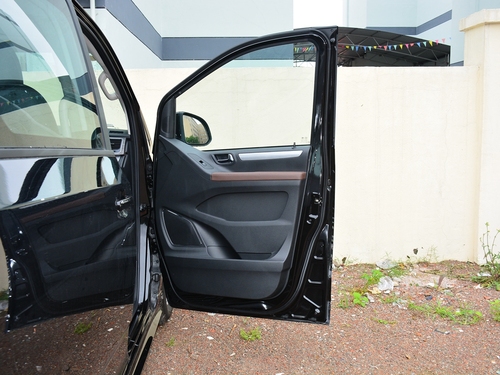 2021款 上汽大通G10 2.0T 自动精英版 柴油 7座