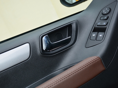 2021款 上汽大通G10 2.0T 自动精英版 柴油 7座