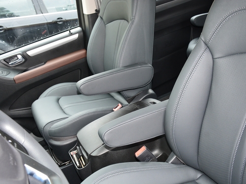 2021款 上汽大通G10 2.0T 自动精英版 柴油 7座