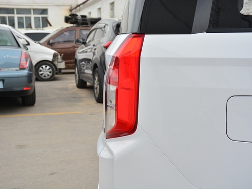 2019款 五菱宏光PLUS 1.5T 手动豪华型 7座