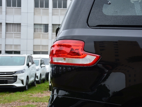 2021款 上汽大通G10 2.0T 自动精英版 柴油 7座