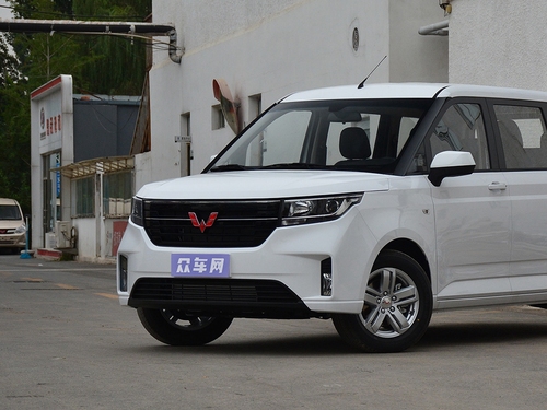 2019款 五菱宏光PLUS 1.5T 手动豪华型 7座