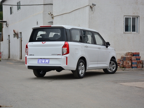 2019款 五菱宏光PLUS 1.5T 手动豪华型 7座