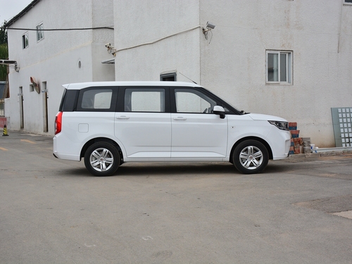 2019款 五菱宏光PLUS 1.5T 手动豪华型 7座