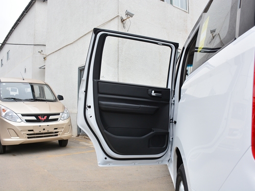 2019款 五菱宏光PLUS 1.5T 手动豪华型 7座