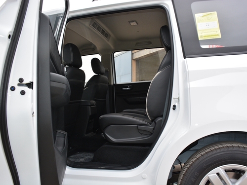 2019款 五菱宏光PLUS 1.5T 手动豪华型 7座