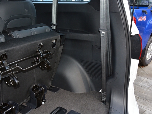 2022款 上汽大通 G10 2.0T 自动精英版 汽油 9座