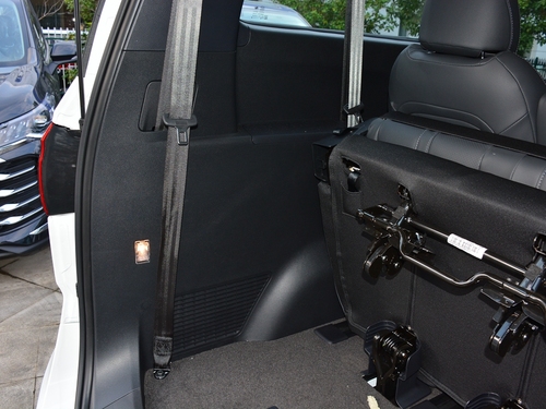 2022款 上汽大通 G10 2.0T 自动精英版 汽油 9座