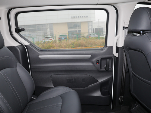 2022款 上汽大通 G10 2.0T 手动超值版 汽油 7座