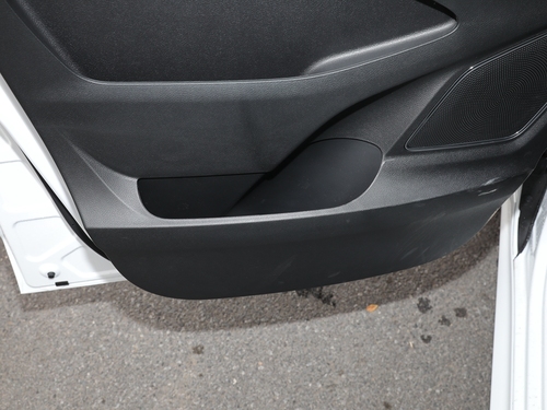 2022款 上汽大通 G10 2.0T 手动超值版 汽油 7座