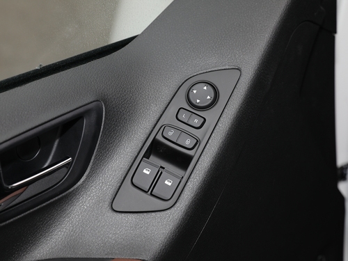 2022款 上汽大通 G10 2.0T 手动超值版 汽油 7座