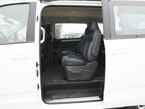 2022款 上汽大通 G10 2.0T 手动超值版 汽油 7座