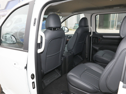 2022款 上汽大通 G10 2.0T 手动超值版 汽油 7座