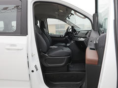 2022款 上汽大通 G10 2.0T 手动超值版 汽油 7座