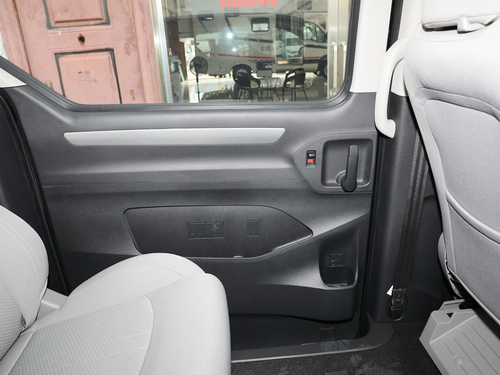 2021款 上汽大通G10 2.0T 自动智享版 汽油 7座