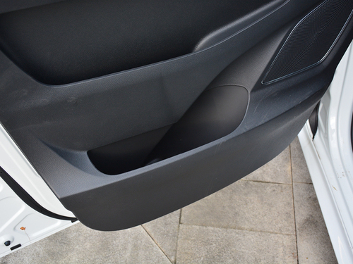 2022款 上汽大通 G10 2.0T 自动精英版 汽油 9座