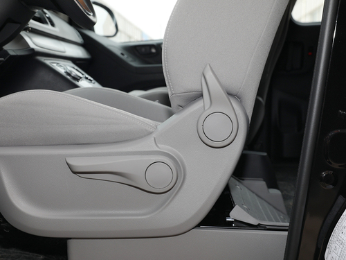 2021款 上汽大通G10 2.0T 自动智享版 汽油 7座