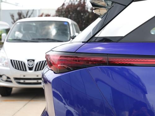 2020款 奔腾E01 空间曲率型