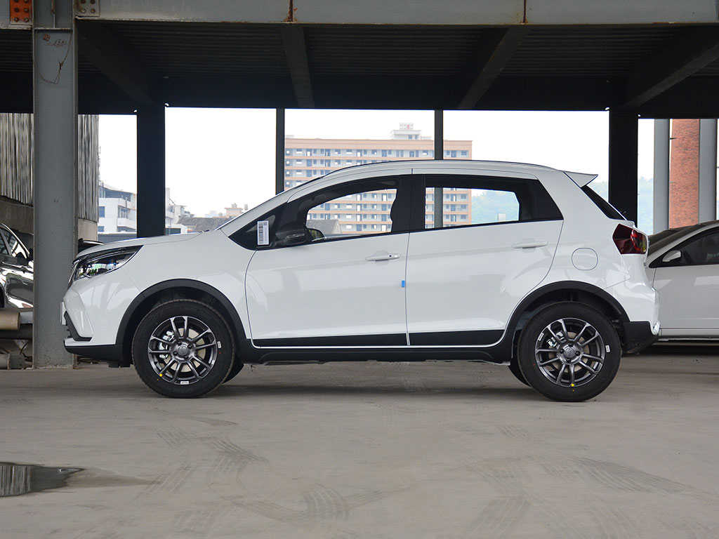 其竞品车型锁定在风行sx6,东南dx3,瑞风s4等.远景x34.