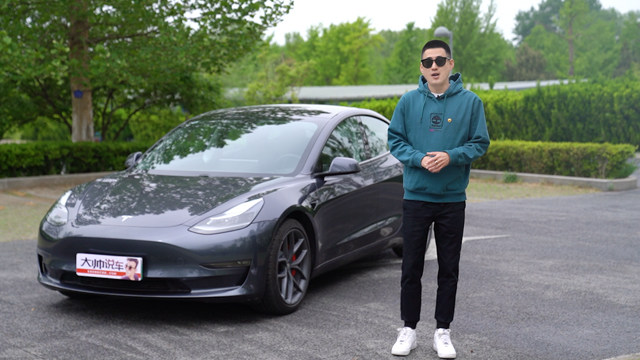 Model 3 高性能版3.3秒破百，花30万左右享百万级超跑性能车