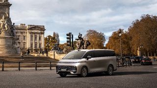 以AI科技重塑家庭出行新标杆 吉利银河V900荣登两会特刊